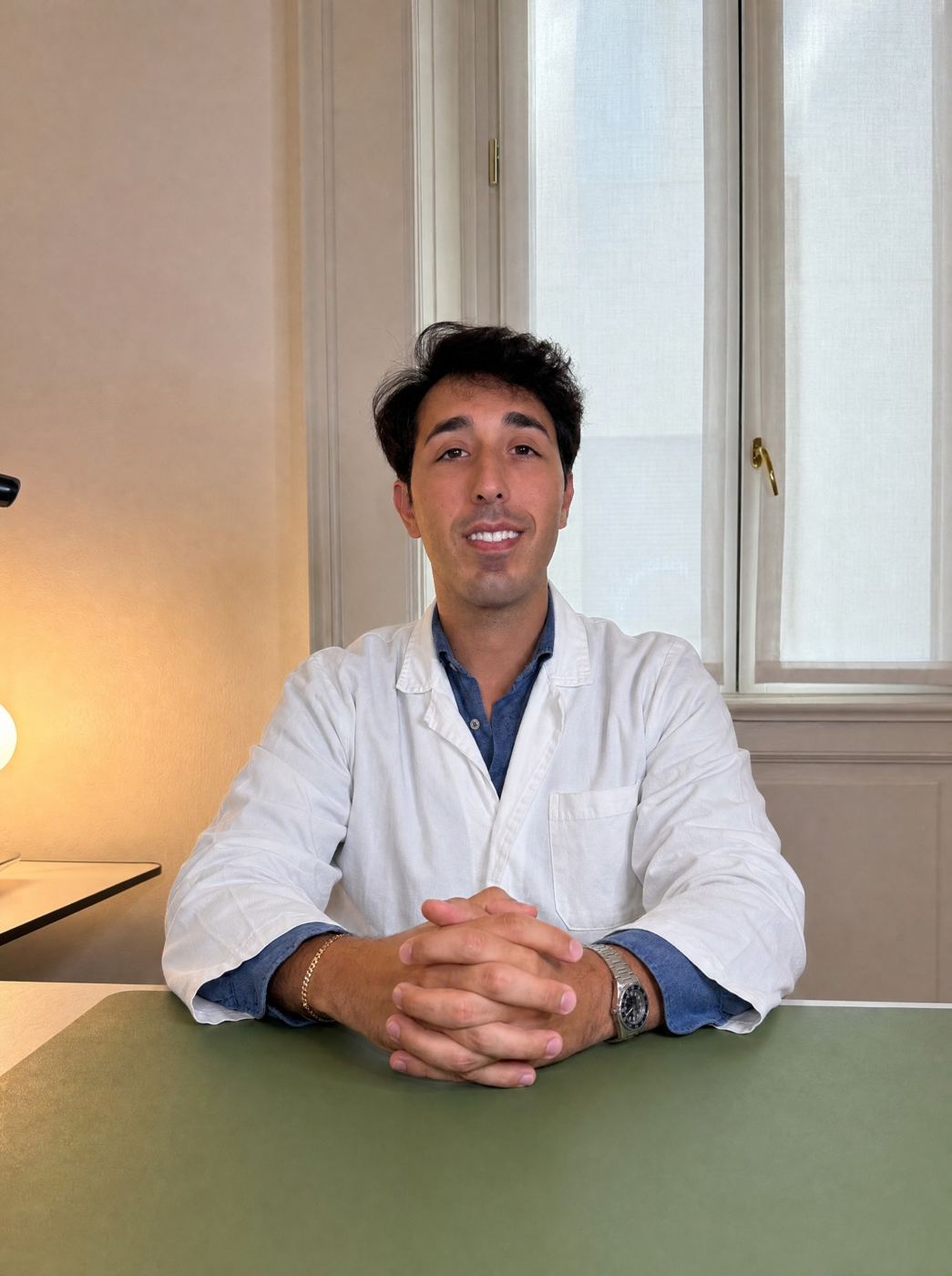 Il Dott. Giorgio Stabile alla scrivania dello studio